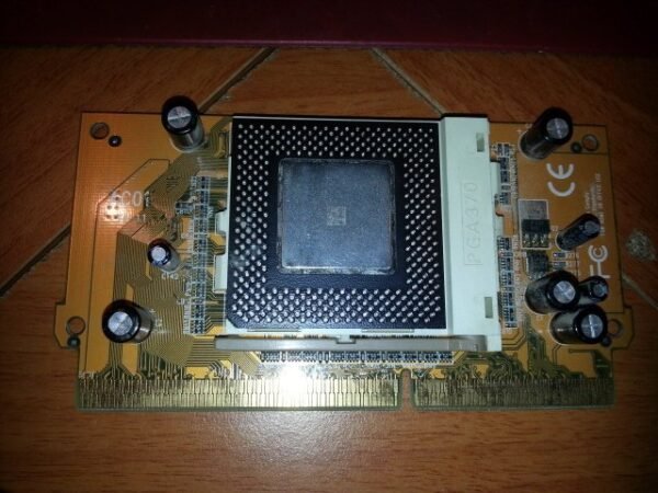 Processeur Intel Celeron SL3PZ 533 MHz avec sa carte